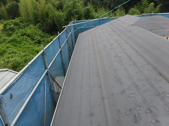 多治見市で屋根カバー工事、金属屋根材「ディプロマット」の取り付け、棟や谷板金の処理も紹介